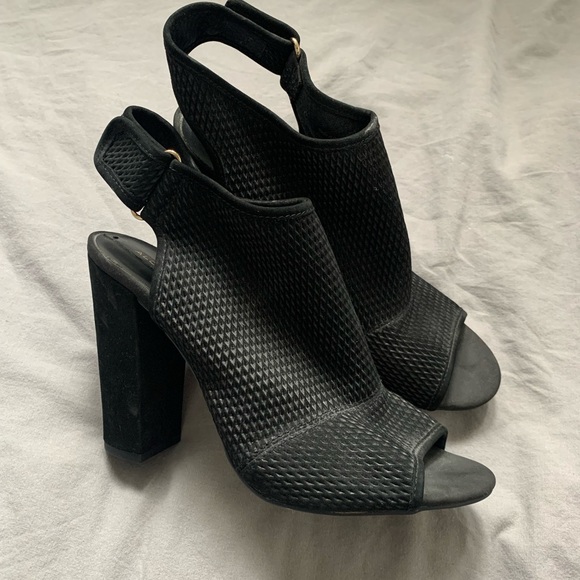 Black heels. - Picture 2 of 3